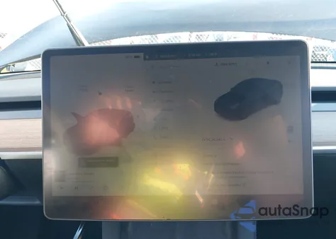 2024 Tesla Model Y Long Range Dual Motor All-Wheel Drive z USA, uszkodzony, nr VIN 7SAYGAEE4RF180691